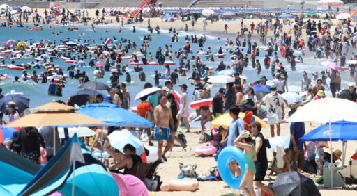 Busan Under Heat Wave Warning, Haeundae Beach is a Paradise for Vacationers