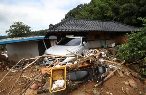 “Residents Affected by Gyeongbuk Wildfires Volunteer at Flood Site… Gyeongbuk Provincial Council Members of the People Power Party Hold ‘Drinking Party’ at Resort”