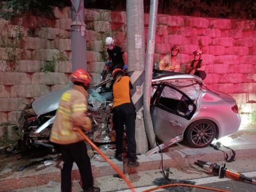 Vehicle wedged between utility pole and retaining wall… 20-year-old U.S. soldier dies in Pyeongtaek