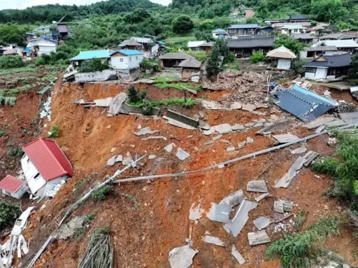 ‘Heavy Rain Damage’ An Elderly Woman in Her 90s Covered in Soil in Sancheong, Gyeongnam… Grandson Ran 700m to Save Her
