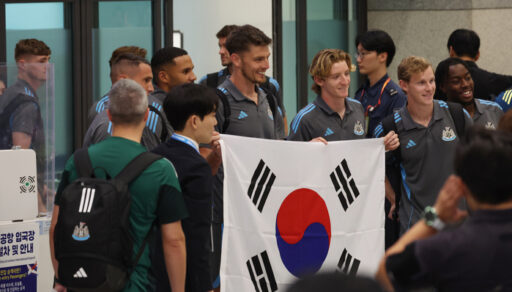 “18-Year-Old ‘Top Talent’ Park Seung-Soo, Arrives in Korea with His Team ‘Newcastle’ Amid Welcomes”