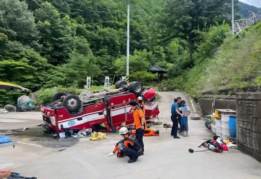 Fire truck dispatched for hive removal falls 10m… “3 firefighters seriously injured”