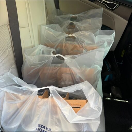 Young man rushes to café with consumption coupon, serves coffee to police and firefighters… A warm decision made by E-Daily headquarters