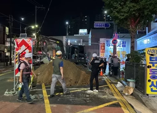 “2.5m ‘Ground Collapse’ Occurs at Construction Site in Dongdaemun-gu, Seoul… 35 Residents Evacuated”