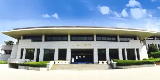 Yeosu city councilors curse and get into a physical fight at a restaurant… even grabbing each other’s hair.