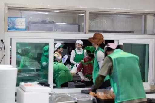 “Serving Cold Cucumber Soup and Washing Dishes”… Mrs. Kim Hye-kyung in an Apron Volunteering at the Flood Relief Site