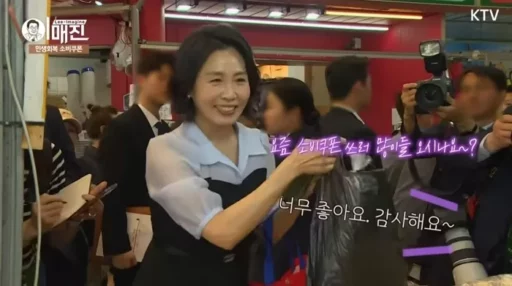 “Mulbok vs Ddakbok”… First Lady Kim Hye-kyung goes to buy peaches favored by President Lee Jae-myung with ‘consumer coupons’, what will she choose?