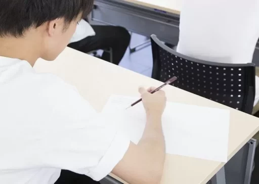 “Describe the pilot’s expression just before the crash”… Controversy over the problem at the metropolitan area art college practical exam