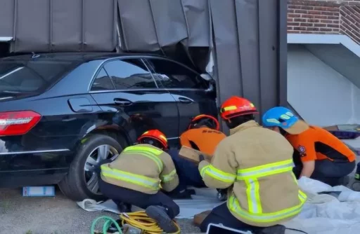 Elderly female driver in her 80s crashes into a detached house in Yangpyeong… Teenager in the yard dies