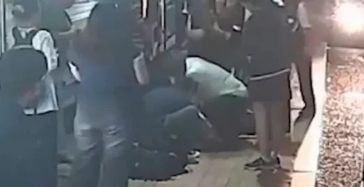 Late at Night, an Elderly Man Fainted at the Bus Stop… Thanks to ‘This Person’, He Was Saved