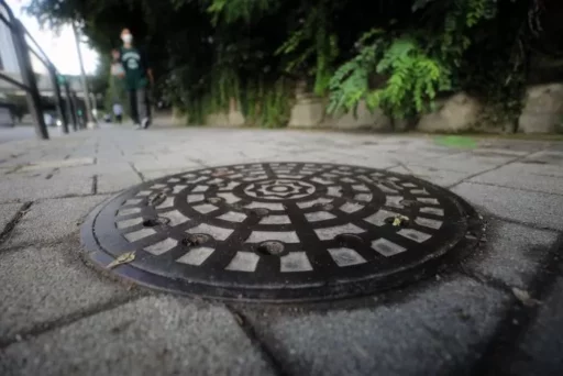 Another manhole asphyxiation accident… Two men working in the scorching heat of 38 degrees die and lose consciousness.