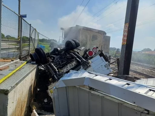 Cleaning vehicle crossing railway in Nonsan hit by train… 60-year-old signalman guiding after extracting the driver dies.