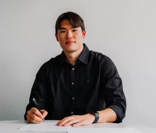 2003-born ‘soccer prospect’ defender Kim Yun-do joins Germany’s ‘Frankfurt’ where Cha Bum-kun and Cha Du-ri played.