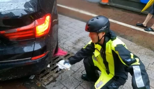 543,000 Won Floating in Heavy Rain… Police Dried It with a Hair Dryer and Returned It to Its Owner