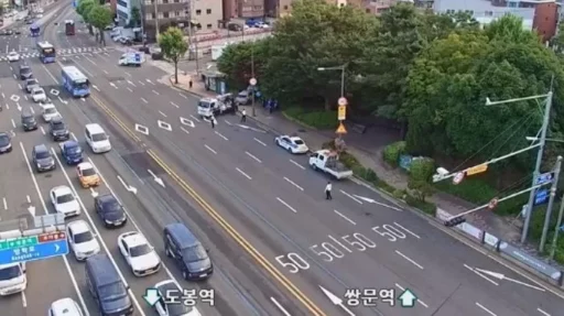Taxi crashes onto the sidewalk at the Banghak-dong intersection in Seoul… 2 in cardiac arrest, 2 with minor injuries