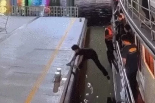 Korean tourist jumps off before boat stops, splashes into the water… “Bringing shame to the country in Thailand”