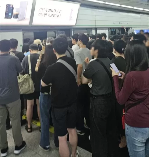 [Breaking News] Seoul Subway Line 2 Operations Halted for Over 10 Minutes During Commute… Signal Disruption at Seoul National University Station