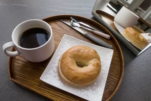A man who threw a bagel claiming it was hard… A cafe manager’s lament about feeling humiliated by ‘power harassment’