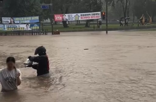 A Gwangju delivery rider braved 400mm of heavy rain… When asked, “Did you get paid a lot for the delivery?” they said