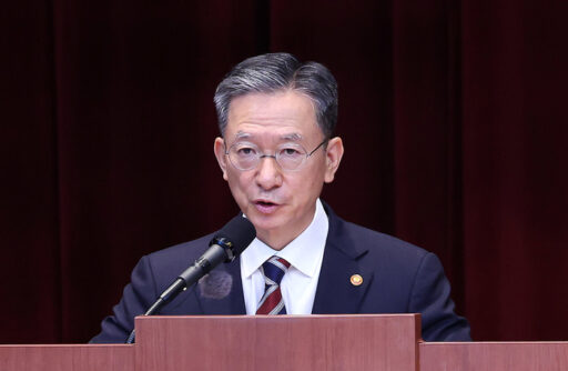 “Former President Yoon Seok-yeol Takes Off Clothes When Special Prosecutor Arrives, Puts Them Back On Right Away”