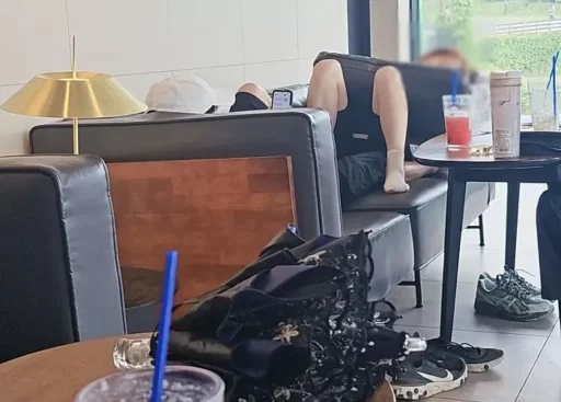 “Thinking It’s Their Own Bedroom”… Guests Lying on Cafe Sofas with Shoes Off