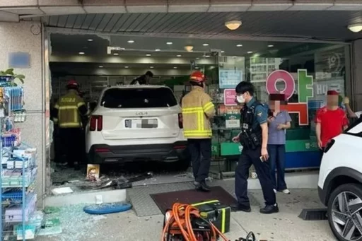 Car Driven by Woman in Her 60s Crashes into Pharmacy… “70-Year-Old Pharmacist Dead”