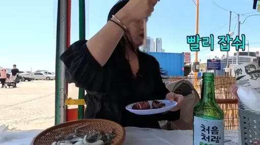 Controversy Over Rude Customer Service After “Eat Quickly” Comment… Sokcho ‘Squid Market’ Store Faces Suspension