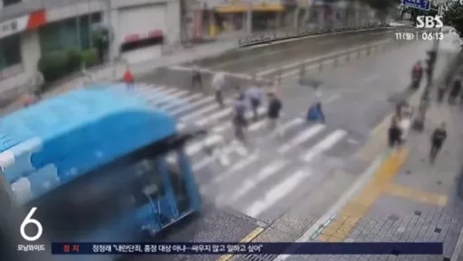 A city bus crashes into a crosswalk with a ‘green light’ in the heart of Busan… two pedestrians tragically lost their lives.