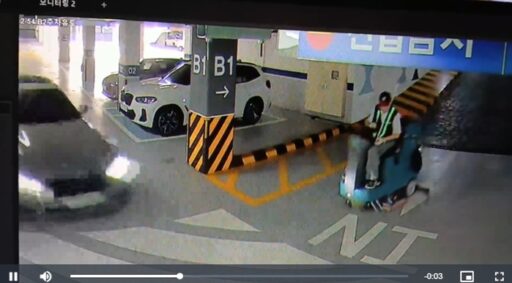 “Hit Cleaning Workers with ‘Speeding’ in Parking Lot… ‘The Car Owner Didn’t Apologize'” (Photo)