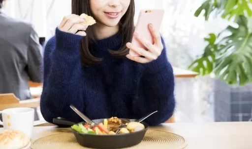 “When Eating, I’m Not the Only One”… ‘This Behavior’ That 9 Out of 10 Solo Diners Do