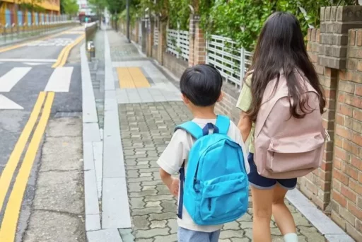 Elementary school student on the way to school confronted by ’80s unlicensed’ driver… “I was the principal,” he made excuses.