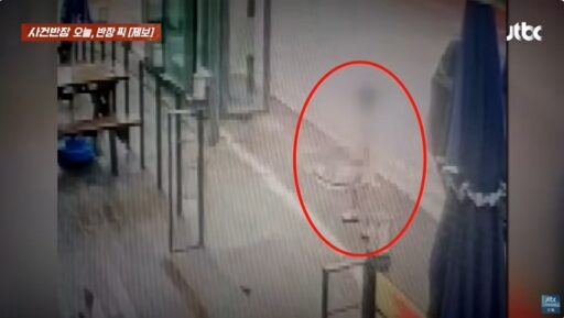 Caught on CCTV… Child Urinates on the Street in Front of Convenience Store, While Mom Just Drives Away