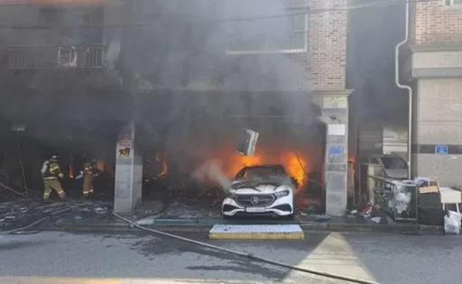 A woman in her 30s lights “firecrackers” in a car and shares it with her boyfriend… An innocent villa resident dies in a fire.