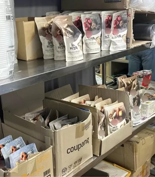 “Rice Porridge Shop Selling ‘Retort Pack Porridge’ from Supermarkets for 13,500 Won After Microwaving”