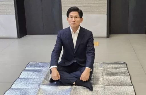 Kim Moon-soo enters indefinite sit-in protest against special investigation team’s search and seizure… “An act to annihilate the opposition” strong backlash