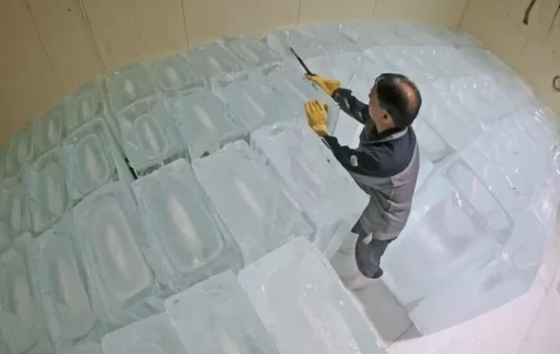 Outside is 35 degrees, inside is minus 12 degrees… An ‘ice factory’ operating 24 hours a day during an unprecedented heatwave (video)