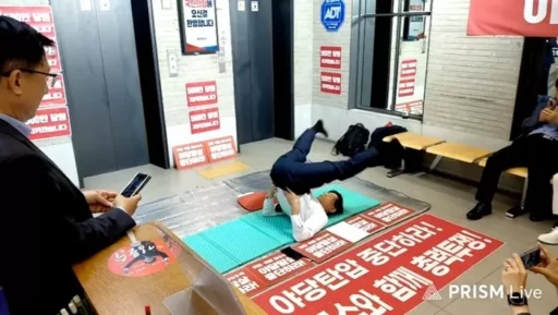 74-year-old Kim Moon-soo protests special prosecutor’s search warrant with a sit-in while ‘stretching’… shows off ‘iron will’ by kicking his legs