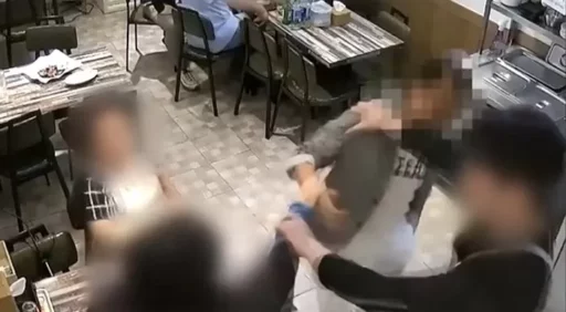 A customer slapped me out of the blue, and when I fought back, the police said it was ‘mutual’… A restaurant part-timer’s lament and a lawyer’s judgment (video)