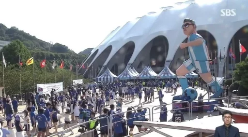 Wearing a ‘windbreaker’ over their uniforms to disguise themselves… Female officers who secretly attended the ‘Psy Ppyong Show’ support event.