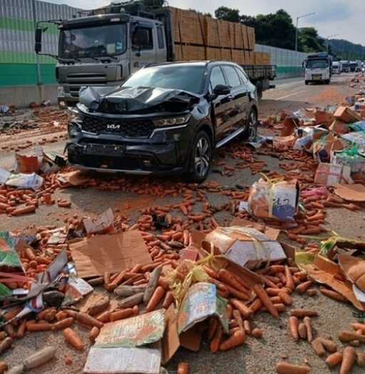 Cargo truck crashes into median on Central Expressway… ‘7 tons of carrots’ spills, leading to a ‘chain reaction accident’