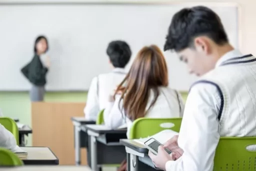 From March next year, elementary, middle, and high school students will not be able to use smartphones during classes… ‘School Smartphone Ban Law’ passes National Assembly