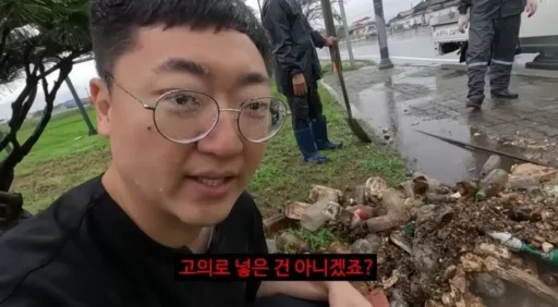 “This is why the roads are flooding”… Officials struggle for 2 hours to clear debris from a sewer during heavy rain (video)